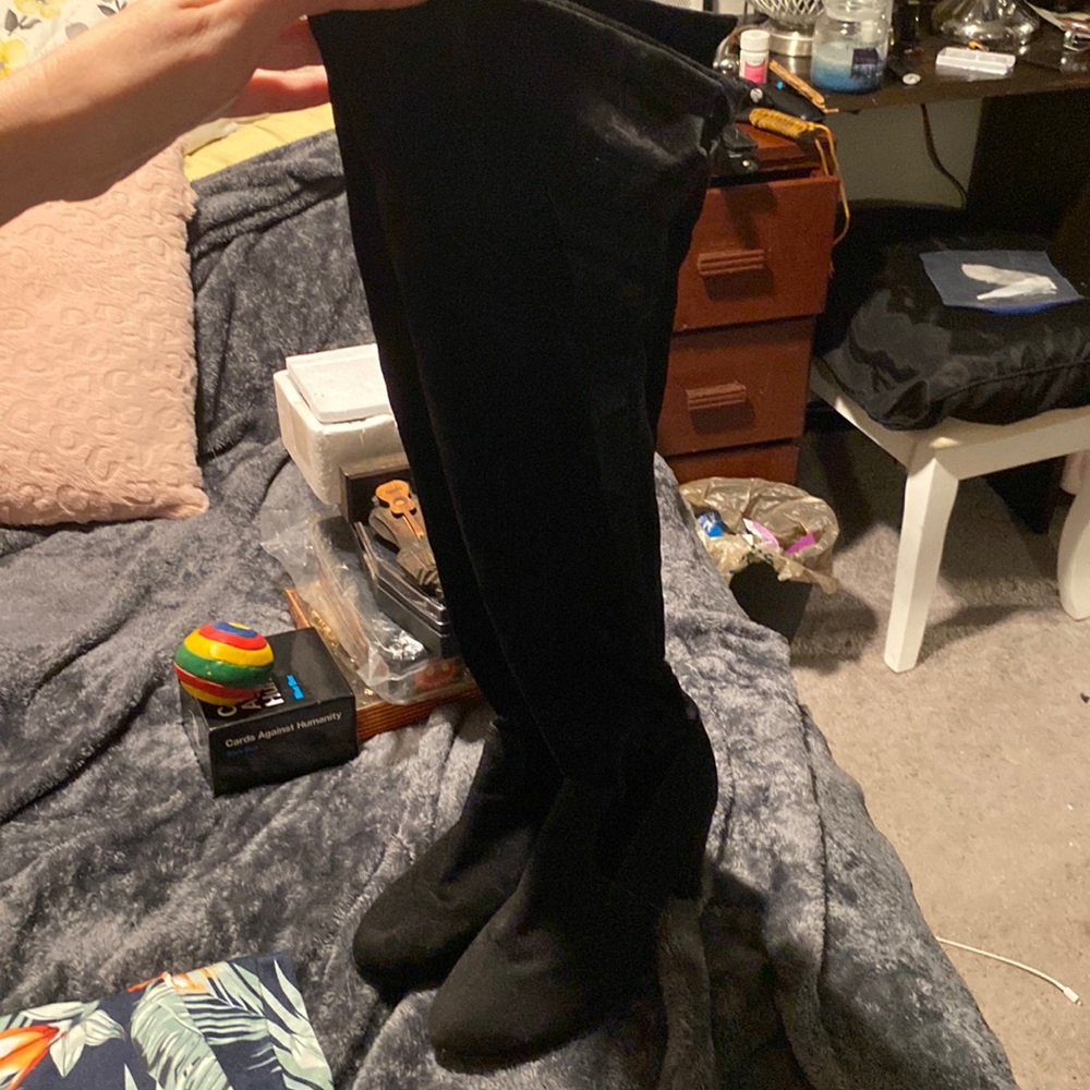 Lung sexy boots, but the strings are missing
